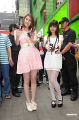 组图：《3D肉蒲团》票房飘红 众演员街头拜谢观众 