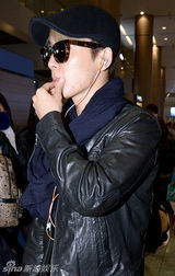 组图：SJ-M素颜现身韩国机场 口罩墨镜遮面