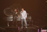 组图：周杰伦香港演唱会落幕 陈奕迅台上力挺