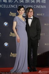 组图：陈可辛搂吴君如现身 君如侧身秀凹凸身材