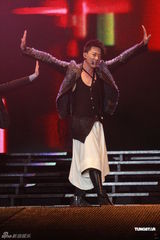 组图：林峰个唱水下热舞 歪戴帽子庆功开心似学生