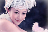 组图：陈廷嘉婚纱写真 演绎都市丽人知性美
