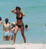 组图：蕾哈娜情敌比基尼秀身材 当众窥内裤不雅