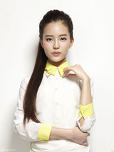 组图：温心再掀英气时尚风 束发白裙飒爽