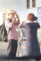 组图：于小伟携神秘女子出行 戴情侣链疑似女友