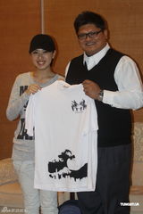 组图：赵铭休闲装现身难掩好身材 推广海啸赈灾T恤