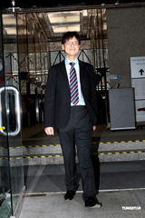 高清组图：陈志云再上庭否认控罪 微笑现身神情轻松