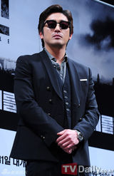 组图：韩片《柏林》开发布会 全智贤优雅亮相