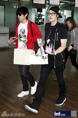 组图：韩团SISTAR与MBLAQ亮相机场赴美演出