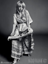 组图：Gaga拍另类黑白写真 边比剪刀手边流泪