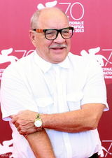 组图：《峡谷》发布会 休斯顿着优雅拼接裙