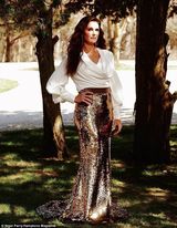 组图：48岁波姬-小丝韵味十足 花朵长裙登杂志