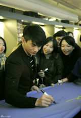 组图：吴奇隆2012巴黎之行 代言品牌完美亮相