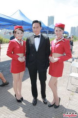 组图：张智霖签约将发翻唱辑 明年红馆开唱