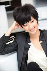 组图：桂纶镁拍写真黑衣黑裤出镜中性风显帅气