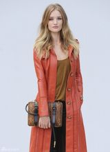 组图：罗茜-汉丁顿-惠特莉亮相伦敦 出席时装秀