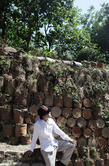 组图：李玉刚采风误闯古镇 亲手制陶感受文化