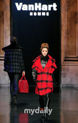 组图：韩星朴寒星首尔时装周走秀 冷艳装扮气质独特