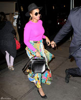 高清组图：碧昂斯纽约街拍 玫红色上衣搭配花裙