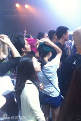 组图：张静初周冬雨看《极限震撼》 彻底玩high