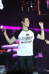 高清图：李敏镐北京曝私密档案 抛吻送拥抱