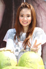 组图：陈芳语首辑庆功签唱 自曝狂爱贺军翔