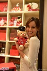 组图：名模Mandy Lieu巧手炮制巧克力圣诞树