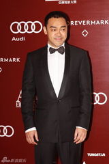 幻灯：亚洲电影大奖红毯 刘青云西装革履帅气亮相