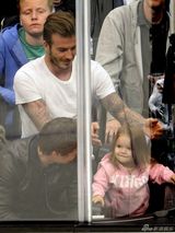 组图：辣妹一家与阿汤哥看比赛 小贝看台吻爱女