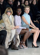 组图：娜奥米浅蓝套裙亮相时装周 妆容淡雅脱俗