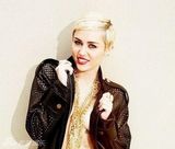 组图：昔日童星麦莉突破尺度 性感深V胸门大开