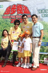 组图：吴君如出席慈善活动 称已安慰脚伤古天乐