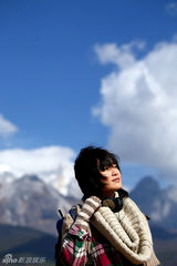 幻灯图集：赵子琪代言名车 拍电视广告大秀飘移 