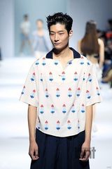 组图：孔孝真CL等助阵时装周 李秀赫亮相T台
