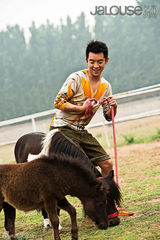 组图：郑恺农场写真曝光 与汪星人嬉戏打闹