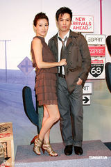 幻灯图：谢婷婷安志杰情侣档走秀 坐男友大腿摆造型