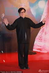 组图：成龙大哥压轴现身 挥手浅笑亲和力十足