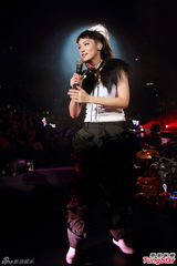 组图：何韵诗开唱透视裙秀腿惨走光