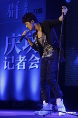 组图：吴克群阿娇(钟欣桐)不惧绯闻甜蜜牵手