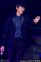 高清组图：玄彬上海开唱 与粉丝合影自拍乐陶陶