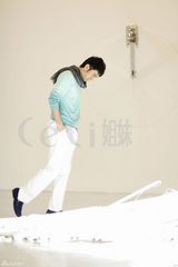 高清图：李光洁亮眼春装曝光 变身时尚新宠