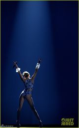 组图：麦莉紧身三角裤献唱 奋力嘶吼表情狰狞