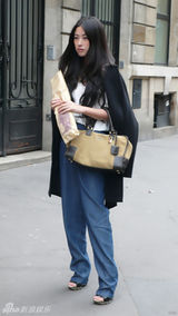 组图：朱珠巴黎个性街拍 休闲搭配凸显时尚品味