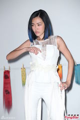 组图：小S杨丞琳同性暧昧 激情互摸挑逗尺度大