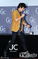 组图：韩星张赫办见面会 温柔笑容令粉丝着迷