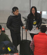 组图：刘恺威暂别杨幂忙工作 步履从容神色淡定