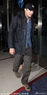 组图：库彻棒球帽现身机场 未婚妻平底鞋疑有孕