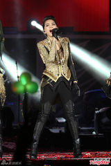 组图：S.H.E秀磅礡鼓技 压轴扛台北跨年