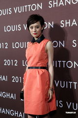 组图：范冰冰野猫造型出席活动 巩俐黑裙保守