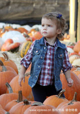 高清组图：阿尔芭携爱女到南瓜地 小奥诺露肚脐 